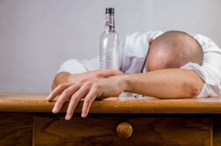 Врач предупредил об опасности лечения простуды алкоголем